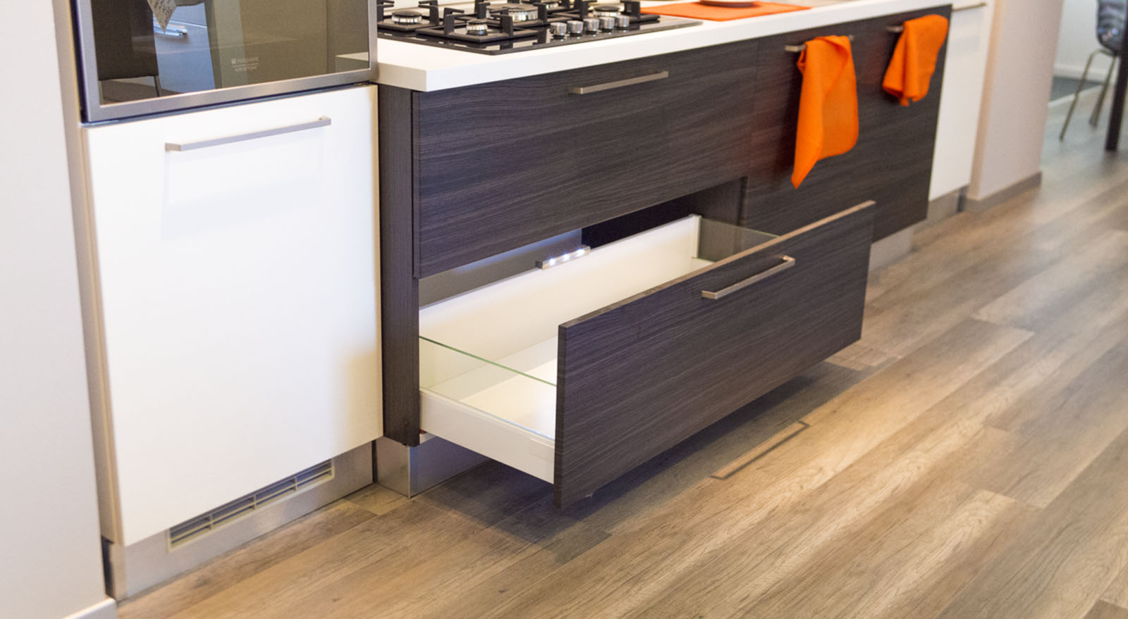 CUCINA CON PORTALE FINITURA FRASSINO BIANCO E ROVERE GRIGIO ... CUCINA CON PORTALE FINITURA FRASSINO BIANCO E ROVERE GRIGIO ...