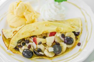 pancake-e-frutta-con-gelato-sul-tavolo