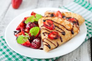 pancakes-con-fragole-e-cioccolato-decorati-con-foglie-di-menta
