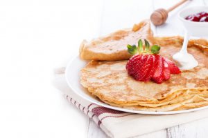 primo-piano-di-crepes-con-crema-e-fragole